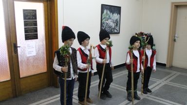 Малките коледари от „Йовков“ посетиха областния  и началника на РУО.