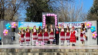 Клуб "Народна песен-ансамбъл" пяха на открита сцена в Момчилград