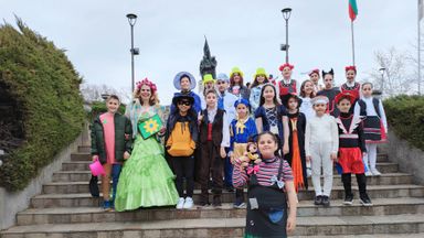 Четвъртокласниците от „Йовков“ се включиха в Пролетния детски карнавал