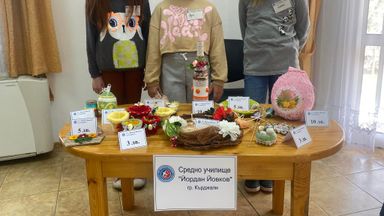 Третокласниците от „Йовков“ се включиха във Великденска благотворителна изложба-базар на клуб ,,Ахридос“