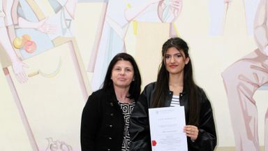 Ебру Халим със сертификат  от XXII Областен турнир по математика „Перперикон“